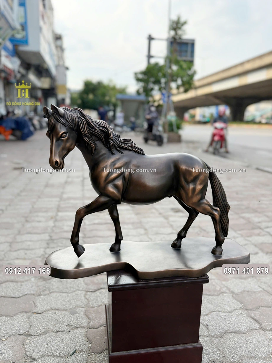 Con ngựa được đúc bước đi thong dong, tự tại